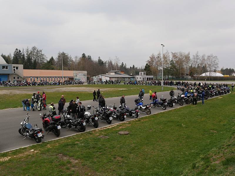 Otevírání silnic, jež se opět konalo v režii motoklubu Indian Givers, přilákalo v sobotu odpoledne i přes chladné počasí stovky účastníků.