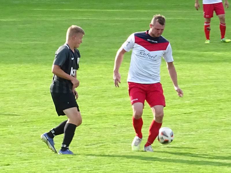 V úvodním kole nového ročníku východní skupiny 1. B třídy si fotbalisté Radešínské Svratky (v tmavém) hravě poradili výhrou 4:0 se Stonařovem (v bílých dresech).