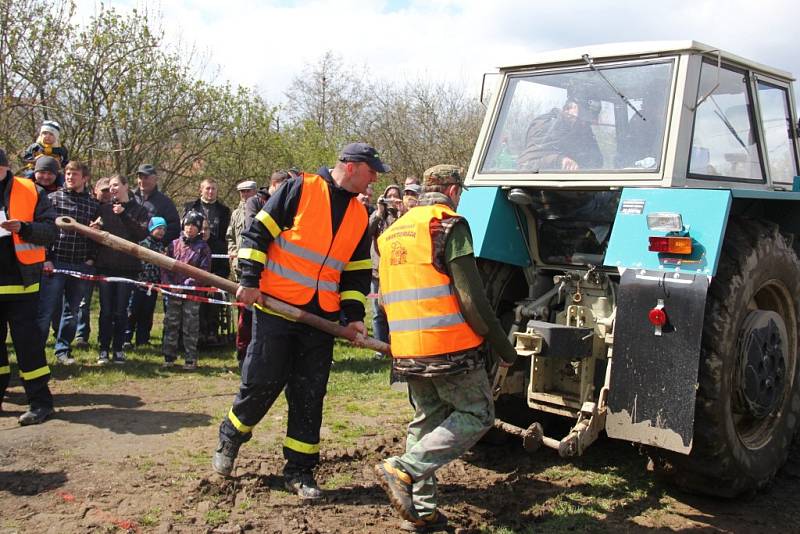 Spanilá jízda obcí, jízda zručnosti, přetahování traktorů, couvání s dvoukolákem nebo hod pneumatikou na cíl - to je jen malá ochutnávka z bohaté nabídky traktoriády, která se už popáté uskutečnila v Bohuňově. 