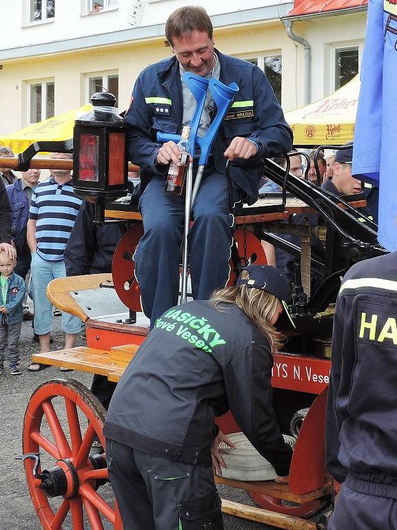 Při štafetě museli hasiči smotat hadici, přerovnat lahve od piva, vypít jedno pivo na ex, druhé metrovým brčkem a potom sníst rohlík a zapít ho mlékem.