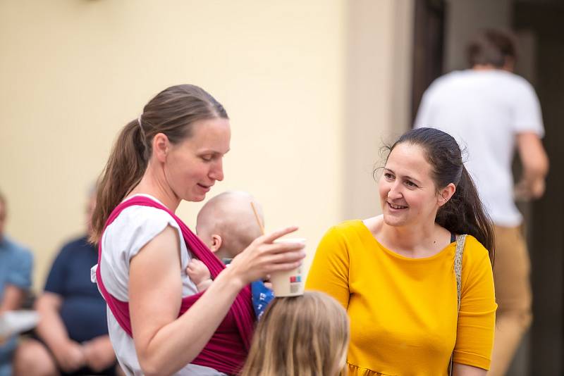 Na tři sta lidí si přišlo pochutnat na výborném jídle a hlavně podpořit stavbu Domova Pomněnka, který bude sloužit lidem s Alzheimerovou nemocí a jinými typy demence.