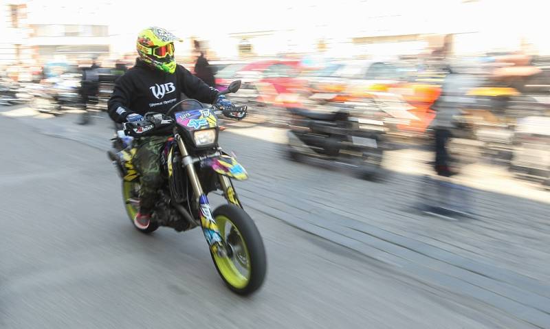 Jako první na Vysočině zahájili v sobotu letošní sezonu motorkáři ve Velkém Meziříčí. Na tamním náměstí se jich sešlo několik set, ke zdařilé akci přispělo slunečné počasí.