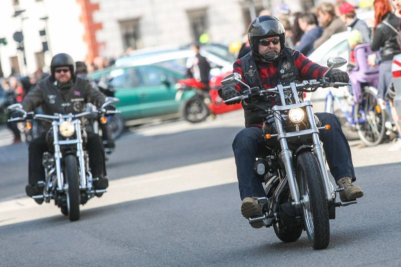 Jako první na Vysočině zahájili v sobotu letošní sezonu motorkáři ve Velkém Meziříčí. Na tamním náměstí se jich sešlo několik set, ke zdařilé akci přispělo slunečné počasí.