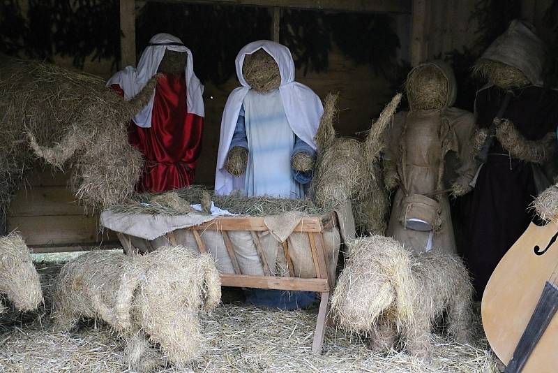 Města a obce se na Vánoce připravily. Nazdobily stromy, postavily jesličky i zvoničky štěstí.