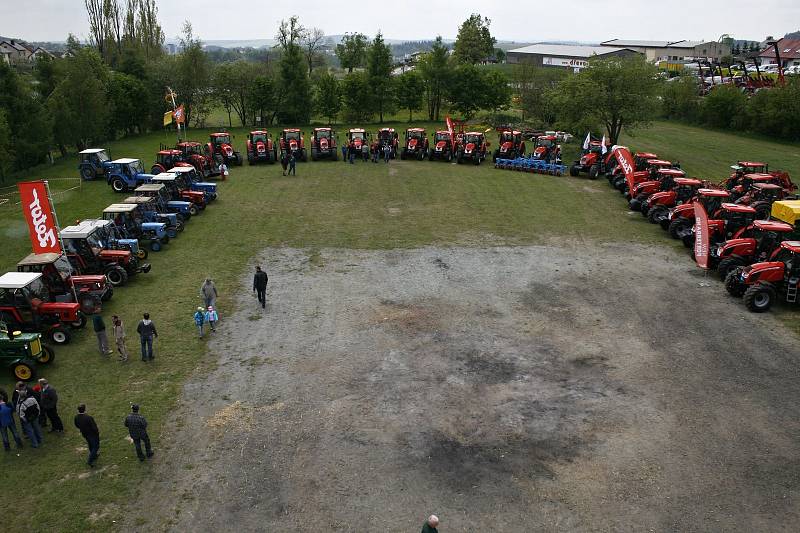 Spanilá jízda traktorů projela Novým Městem před dvěma lety. Letos vyjede znovu.