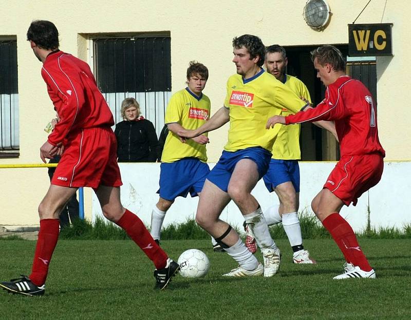 PŘESTŘELKA. Fotbalisté Velké Bíteše (ve žlutém) si v zápase se Zastávkou zahráli na přestřelku. Soupeř hrající I. B třídu Jihomoravského kraje nakonec zvítězil 6:4.    