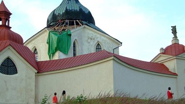 Provizorní oprava střechy kostela na Zelené hoře.