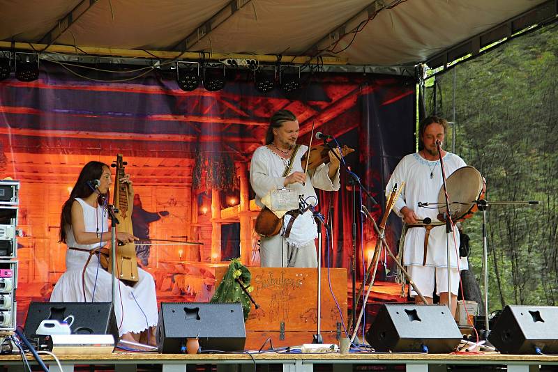 Louka pod hradem opět ožije festivalovým děním. Foto: Deník/Lenka Mašová