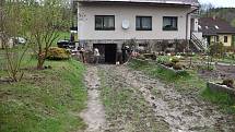 Bláto zaplavilo domy pod polem v Roženeckých Pasekách. Záplavy se vrátily po dvou letech.