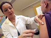 Některé pojišťovny na očkování proti černému kašli přispívají v rámci svých preventivních programů.