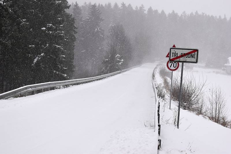 Na silnicích Vysočiny to v úterý pěkně klouzalo. Vlivem větru se místy tvořily sněhové jazyky, sněžení zase zaručovalo zhoršenou viditelnost.