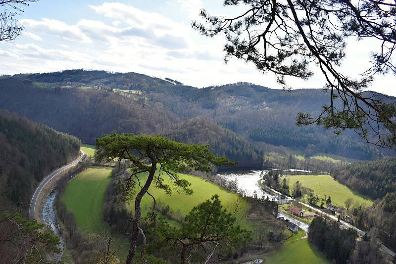 Nádherná příroda, vyhlídková místa a skvělá kuchyně. Na to lákali Šťastní z Víru turisty ze široka daleka. Upravovali cesty a vydávali pohlednice.