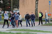 Nejrušnější přechody ve Žďáře hlídají strážníci ráno, když děti chodí do školy. 