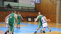 Basketbalisty Žďáru nad Sázavou (v bílém) jakoby někdo pokropil živou vodou. Po čtvrté výhře  v řadě se posunuli už na 5. místo druholigové tabulky.