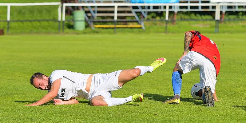 Divizní krajské derby mezi domácími fotbalisty Žďáru nad Sázavou (v bílém) a Slavojem Polná (v červených dresech) skončil jasnou výhrou FC Žďas 6:0.