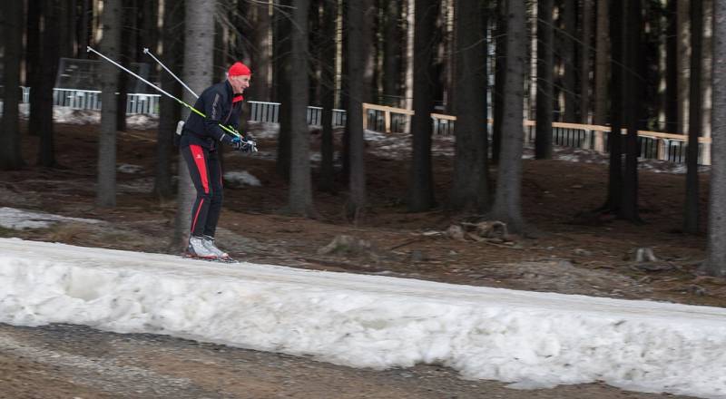 Milovníci bílé stopy mohou využít jednu z posledních příležitostí k lyžování. Na polích a loukách už není po sněhu téměř památky, zato Vysočina Arena ještě stále nabízí upravené běžkařské tratě.