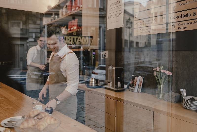 Adam Neubauer vyhrál třikrát soutěž barista roku. Nyní praží vlastní kávu a provozuje kavárnu v Brně.