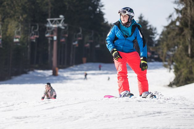 Lyžařská sezóna na Vysočině začala, první sjezdovky už jedou