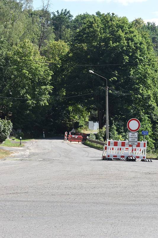 Doprava se zkomplikuje ještě více v polovině srpna, kdy se bude pokládat nový asfalt.