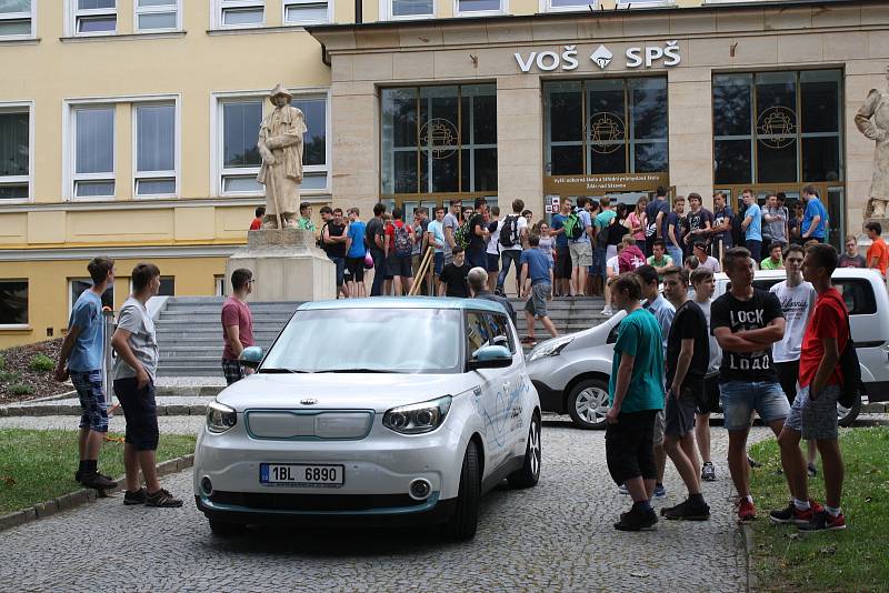 Jak lze využít sluneční energii v praxi ukázali v pondělí dopoledne kolemjdoucím studenti Vyšší odborné školy a Střední odborné školy ve Žďáře nad Sázavou.