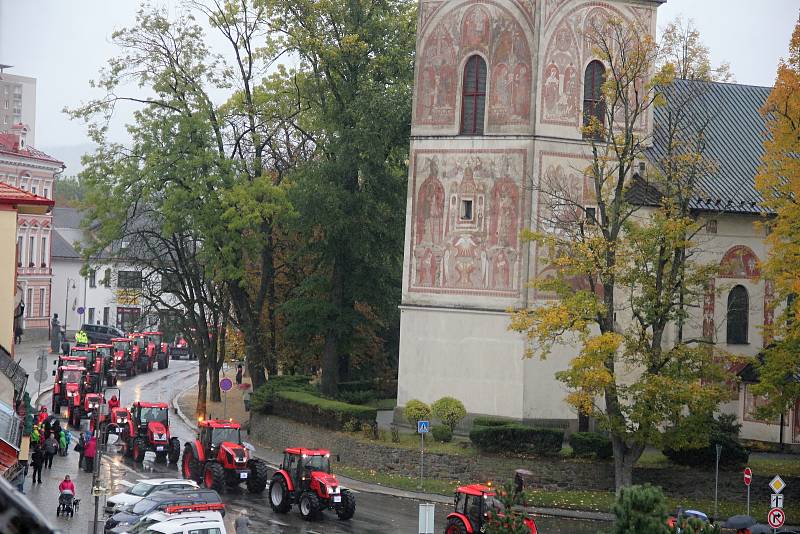 Zemědělské stroje absolvovaly šestikilometrovou trasu z Maršovic do Vysočina Areny.