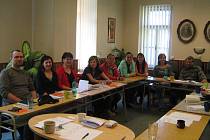 Na pravidelných schůzkách si členové Pracovní skupiny prevence rizikového chování v regionu Žďár nad Sázavou vyměňují informace, diskutují a vzájemně se vzdělávají.  Na snímku první setkání pracovní skupiny, které se odehrálo 27. dubna 2009 ve Žďáře. 