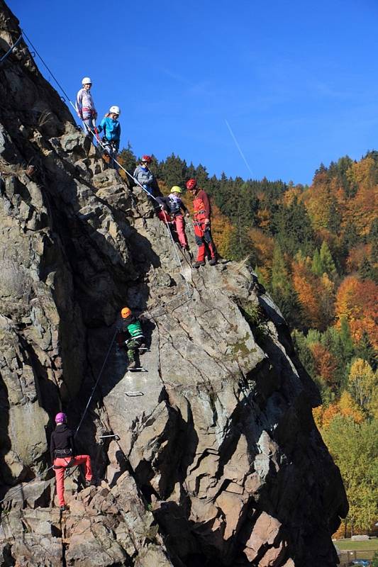 Na skalách ve Víru na Bystřicku vznikly dvě zajištěné trasy pro turisty.