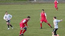 V úvodním jarní utkání zdolali fotbalisté Bystřice nad Pernštejnem (v bílých dresech) hostující Speřice (v červeném) 2:0. Oba góly vstřelil záložník Chloupek.