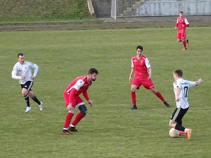 V úvodním jarní utkání zdolali fotbalisté Bystřice nad Pernštejnem (v bílých dresech) hostující Speřice (v červeném) 2:0. Oba góly vstřelil záložník Chloupek.