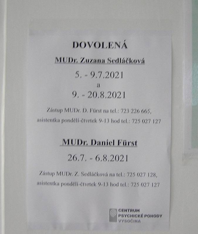 Neordinujeme. Najít v létě v době dovolených lékaře, který pacienta ošetří, není jednoduché. Někteří za sebe nabízejí náhradu. Ale, jak vidno na dveřích jedné ordinace, není to pravidlem.