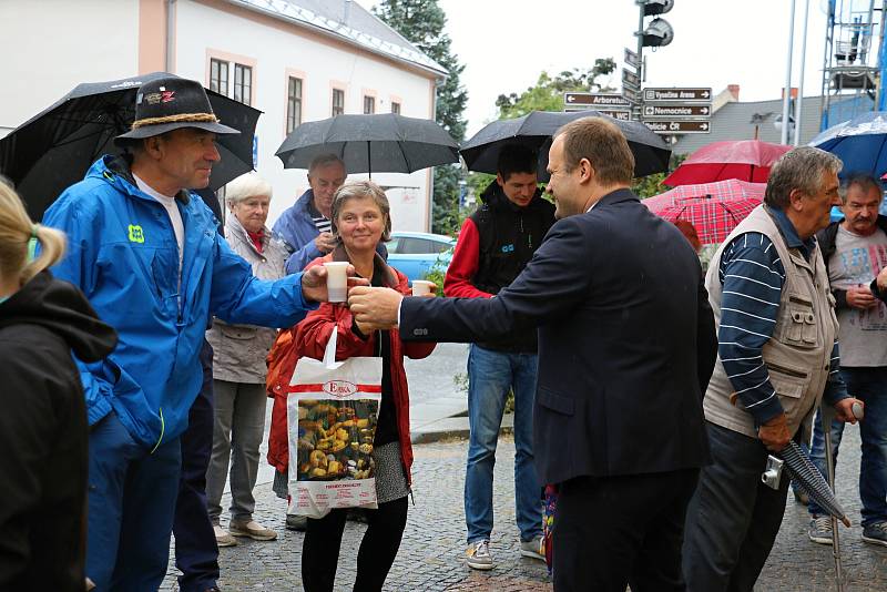 Před Horáckým muzeem nyní stojí nová lavička připomínající slavného novoměstského rodáka.