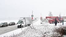 Nejvážnější dopravní nehoda se stala v pondělí ve 12:28 hodin na silnici u obce Škrdlovice na Žďársku. Jednalo se o čelní střet dvou vozidel.