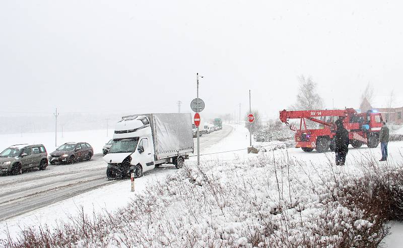 Nejvážnější dopravní nehoda se stala v pondělí ve 12:28 hodin na silnici u obce Škrdlovice na Žďársku. Jednalo se o čelní střet dvou vozidel.