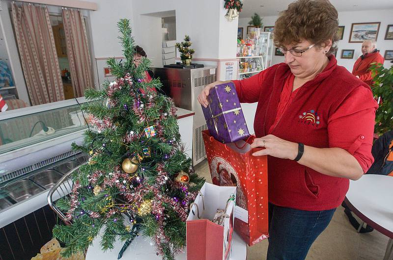 Na obecní úřad městyse Sněžné, přinášejí lidé dárky pro dětí z Dětského domova v Rovečném.