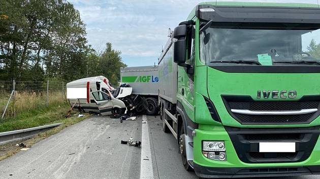 Tragická nehoda na dálnici D1 u Velké Bíteše. Náraz do kamionu řidič dodávky nepřežil.