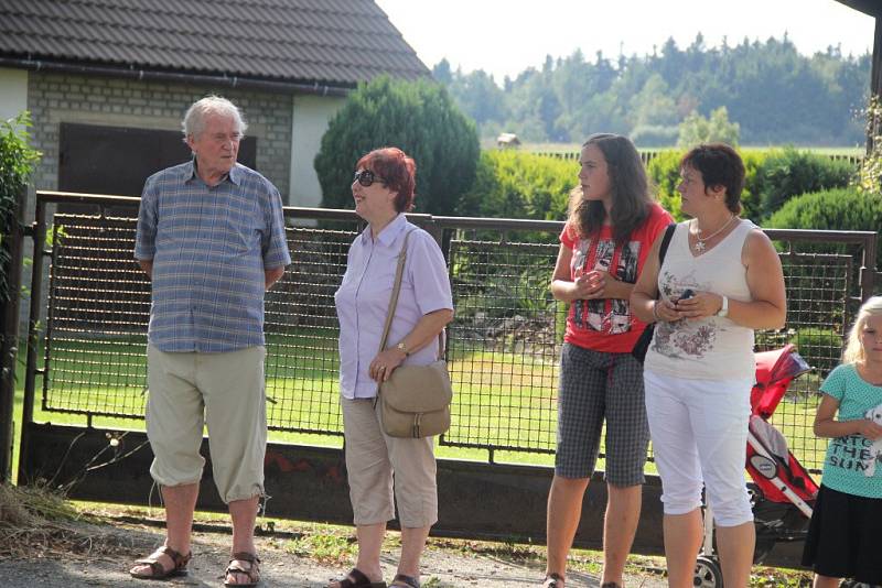 Rokytenští hasiči oslavili stopatnácté výročí. Oslavu zpestřil simulovaný zásah hasičských juniorů z Jam. Krásné půlkulaté „narozeniny“ členové místního i okolních sborů řádně zapili.