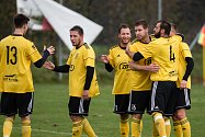 Fotbalisté Hamrů (ve žluto-černém) v posledním podzimním kole deklasovali Jaroměřice 8:0.
