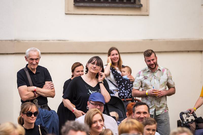 Na tři sta lidí si přišlo pochutnat na výborném jídle a hlavně podpořit stavbu Domova Pomněnka, který bude sloužit lidem s Alzheimerovou nemocí a jinými typy demence.