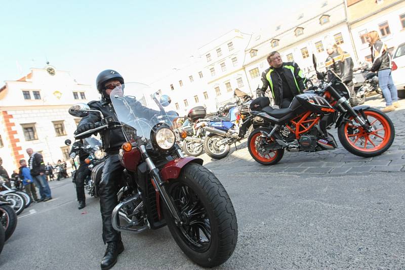 Jako první na Vysočině zahájili v sobotu letošní sezonu motorkáři ve Velkém Meziříčí. Na tamním náměstí se jich sešlo několik set, ke zdařilé akci přispělo slunečné počasí.