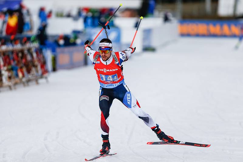 Michal Krčmář v závodu Světového poháru v biatlonu ve smíšené štafetě.