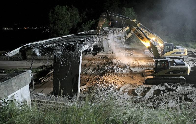 Kolem třiadvacáté hodiny už byly hydraulické nůžky a kladiva v plné práci. Kromě betonu bylo nutné   přerušit hlavně ocelová lana a výztuže.