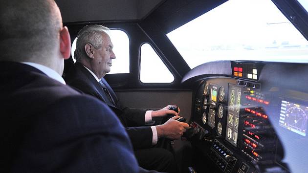 Prezident Miloš Zeman si vyzkoušel trenažér v Jihlavan airplanes.