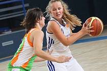 Basketbalová extraliga juniorek se do Žďáru vrátila po osmnácti letech. Hráčky zatím na úvodní výhru čekají. V sobotu podlehli Žabinám Brno (v zeleném).