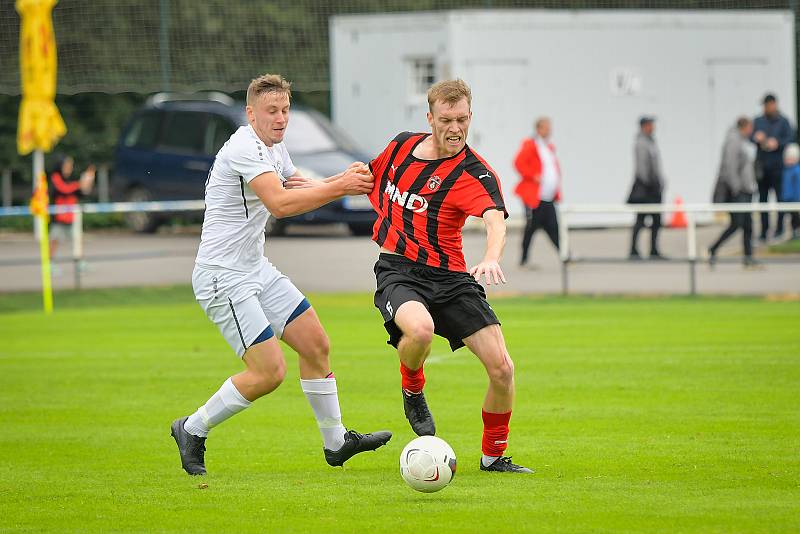 Tenisového kanára doma v neděli schytali fotbalisté Žďáru nad Sázavou (v bílém), když podlehli Hodonínu (v pruhovaném) vysoko 0:6.