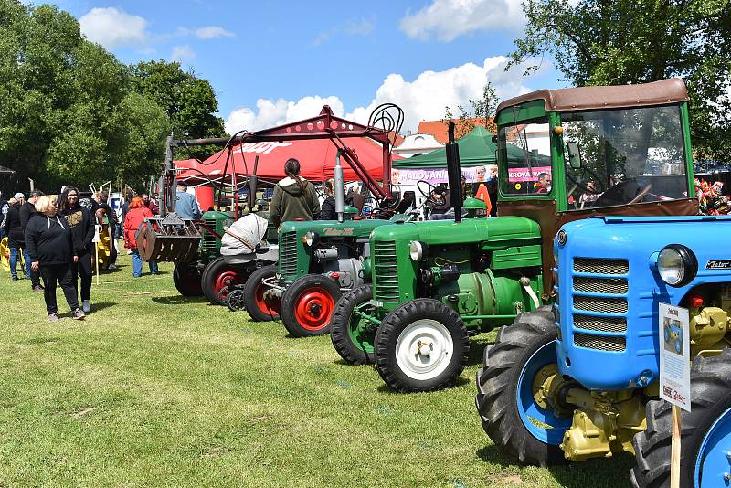 Výstava traktorů v Jabloňově.