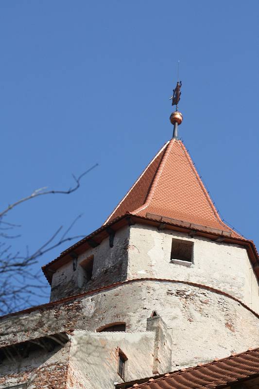 Cyklistická trasa vede na hrad Pernštejn.