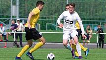 V sobotním domácím utkání proti Rosicím (ve žlutých dresech) tahali fotbalisté Žďáru (v bílém) za kratší konec provazu.