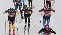 Týmovými sprinty pokračovaly závody světového poháru v běhu na lyžích. Na snímku semifinálová skupina mužů (v popředí s číslem 5 Martin Jakš).