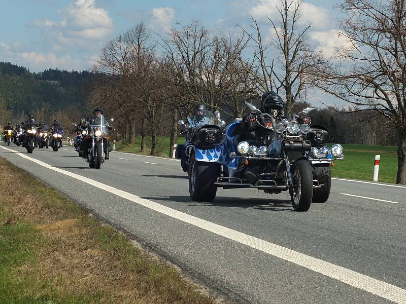 Rychlobruslařský ovál u žďárského zimního stadionu zaplnily stovky strojů. Motorkáři pak odtud vyrazili na vyjížďku, aby symbolicky otevřeli silnice.