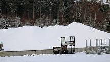 Zásobník sněhu byl naplněn v březnu. Sníh tam přečkal jaro, léto i podzim. Teď už se jen čeká na příznivé počasí, aby mohl být odvezen na tratě.